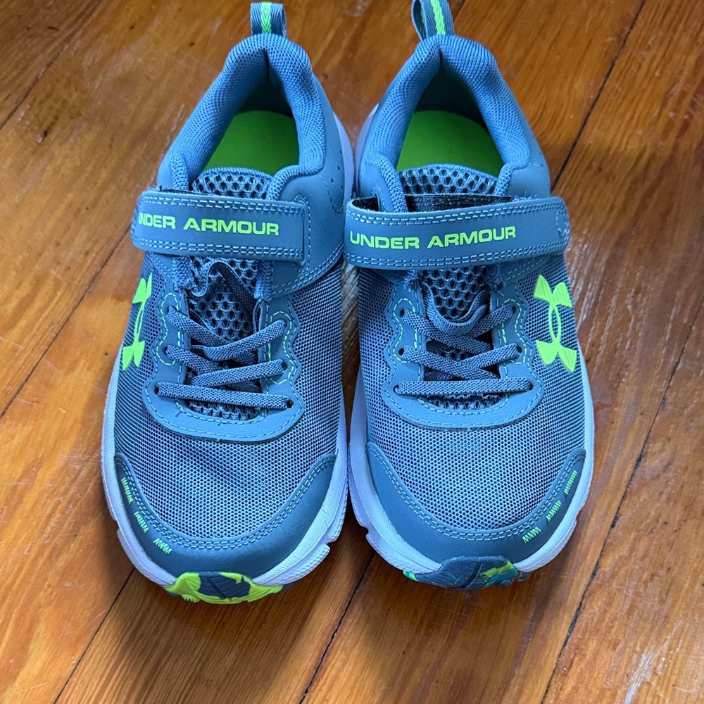Under Armour Kids Gray and Bright Green Shoes size 2 Youth